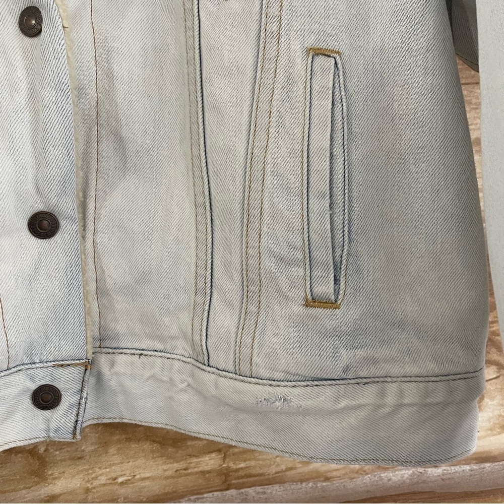 ❤️‍🔥Levi’s light wash Sherpa lined star studded denim trucker jacket size XL - Picture 7 of 16